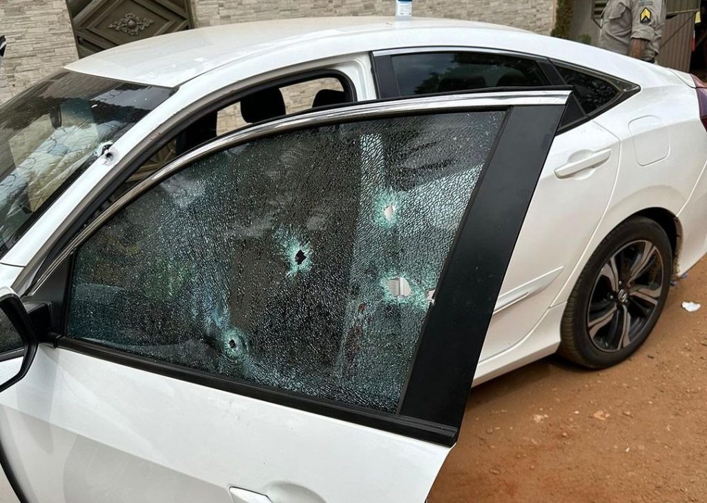 Polícia frustra fuga de homem que veio da Bélgica para matar ex-PM por suposta dívida de R$ 300 mil - carro vidro baleado e1692133187312