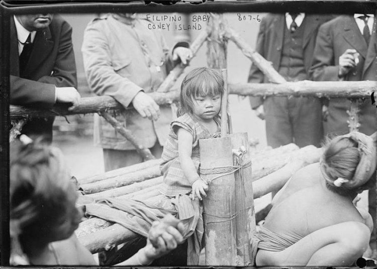 Criança filipina em zoológico de Nova York, em 1905 | Foto: Library of Congress