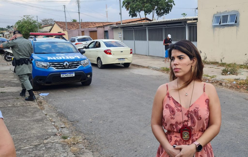 Delegada Thaynara Andrade, da DPCA, esteve no local e orientou mães sobre próximos passos | Foto: Guilherme Coelho