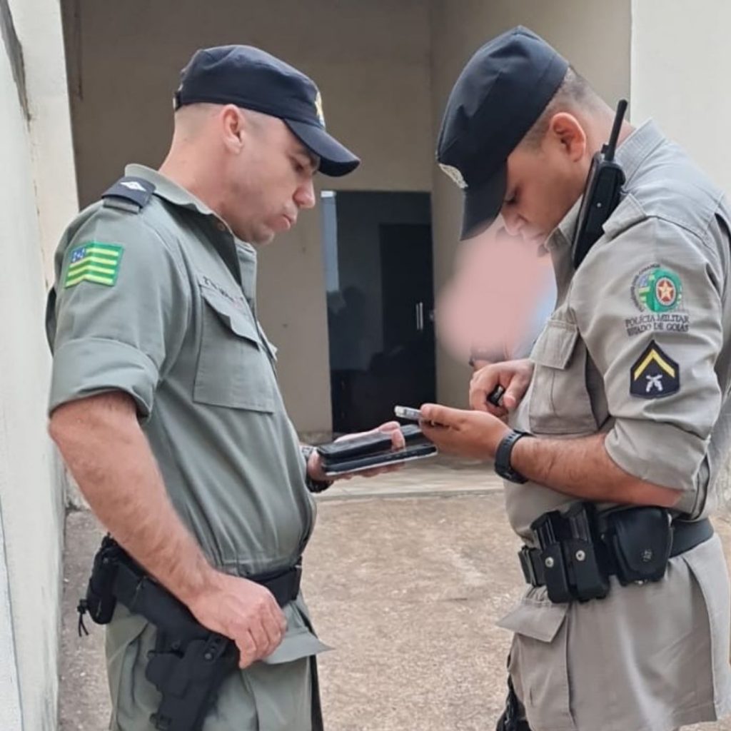 Equipe da PM deu suporte a mães que estavam na porta do berçário antes da chegada da Polícia Civil | Foto: Folha Z