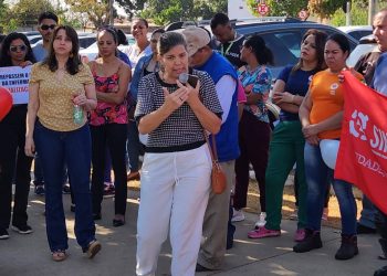 Servidores de saúde de Aparecida de Goiânia realizaram manifestação em frente à Prefeitura, na manhã desta 3ª feira (22).