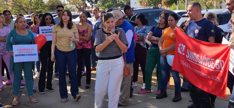 Servidores de saúde de Aparecida de Goiânia realizaram manifestação em frente à Prefeitura, na manhã desta 3ª feira (22).