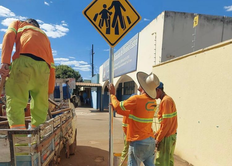 Placas de sinalização serão implementadas em mais 8 municípios goianos | Foto: Detran-GO