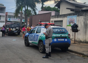 Policiais miilitares e mães de crianças reunidas em frente a berçário suspeito de maus-tratos | Foto: Guilherme Coelho