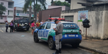 Policiais miilitares e mães de crianças reunidas em frente a berçário suspeito de maus-tratos | Foto: Guilherme Coelho