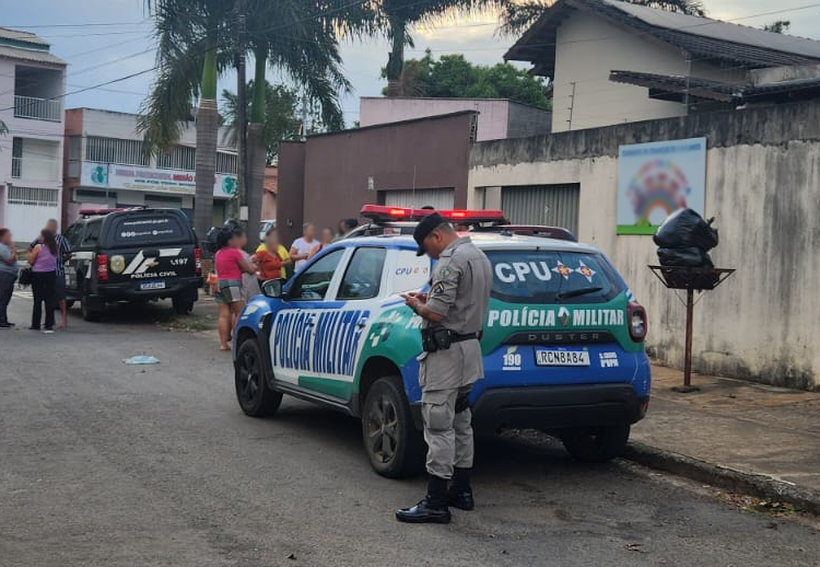 Policiais miilitares e mães de crianças reunidas em frente a berçário suspeito de maus-tratos | Foto: Guilherme Coelho