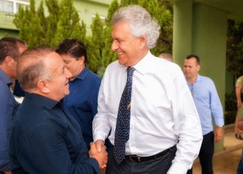 Ronaldo Caiado cumprimentou Vilmar Mariano após filiação, em almoço com emedebistas | Foto: Reprodução/Instagram