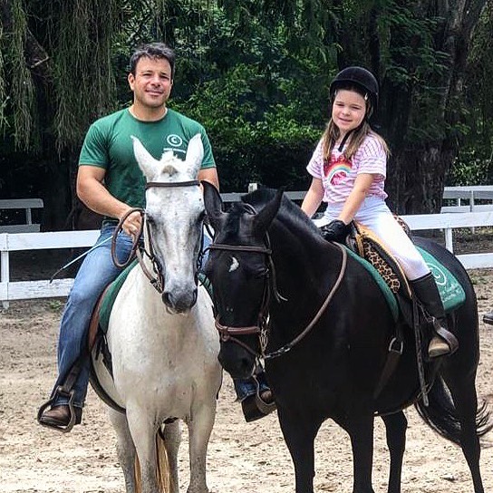 Presidente da Câmara do RJ é goiano e primo de Ronaldo Caiado - carlo caiado e sua filha andando a cavalo