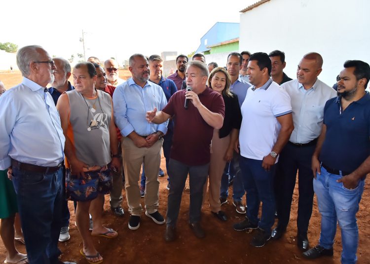Prefeito Vilmar Mariano retornou ao Buriti Sereno para lançar obras de praça no endereço correto | Foto: Rodrigo Estrela