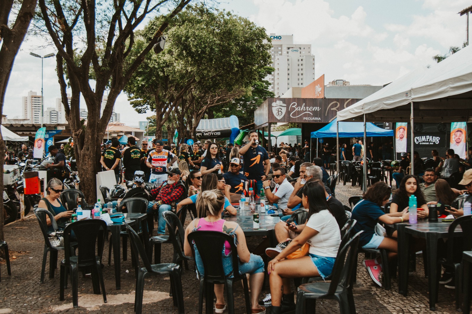 Visitantes foram brindados com bebida e comida | Foto: Divulgação