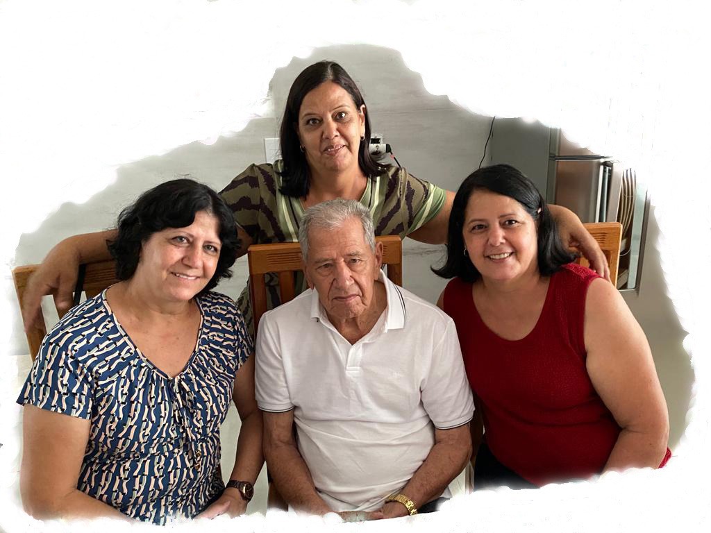 Sr. Edmundo Eliziario Galvão e as três filhas, Angela, Enilda (sentadas) e Edna (em pé) | Foto: Arquivos pessoais/José Américo