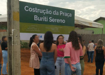 Além de estar com erro de português, placa foi instalada no lote errado | Foto: Reprodução