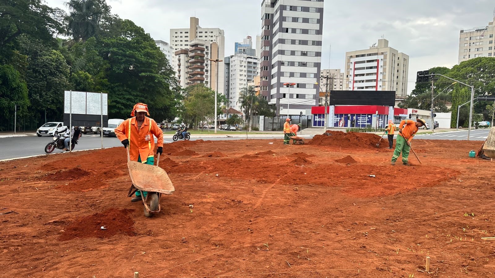 Equipe da Companhia de Urbanização (Comurg) realiza a revitalização | Foto: Luciano Magalhães Diniz