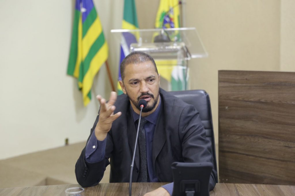 Vereador Diony Nery reagiu a movimento da oposição e falou em favor do prefeito de Aparecida | Foto: Marcelo Silva/Câmara Municipal de Aparecida de Goiânia