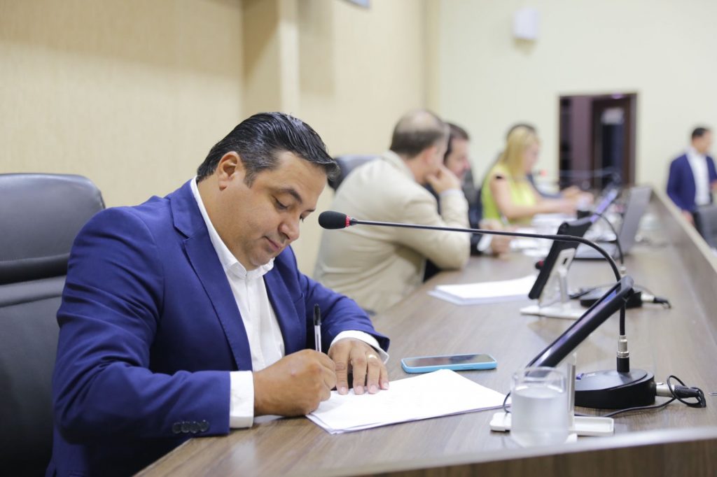 Vereador Leandro da Pamonharia prepara argumentação para apresentar relatório contra Vilmar Mariano | Foto: Câmara Municipal de Goiânia