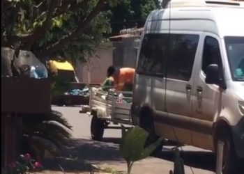 Vídeos nas ruas flagraram uso de veículos alternativos para a coleta de lixo | Foto: Reprodução