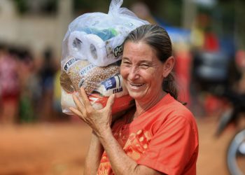 Angelita Antônia é uma das pessoas beneficiadas pela ação realizada em Aparecida de Goiânia | Foto: Ruber Couto