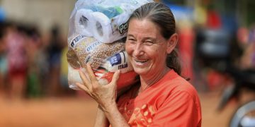 Angelita Antônia é uma das pessoas beneficiadas pela ação realizada em Aparecida de Goiânia | Foto: Ruber Couto