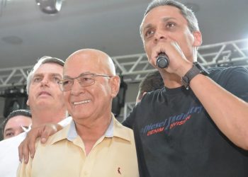 Professor Alcides e Gustavo Gayer, com Jair Bolsonaro | Foto: Reprodução/Instagram