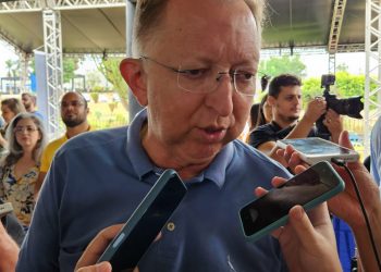 Um dia após reunião com Vilmar, João Campos prestigia aniversário de Professor Alcides