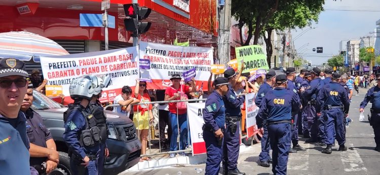 Desfile de 90 anos de Goiânia é marcado por protestos e gritos de guerra contra o prefeito Rogério