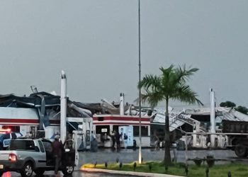 Chuva com vento forte arranca cobertura de posto em Itapaci; VÍDEO