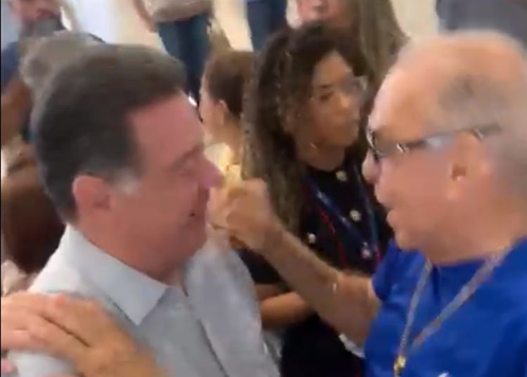 Pai do presidente da Alego, Tião Peixoto visitou conferência do PSDB para cumprimentar p ex-governador Marconi | Foto: Folha Z