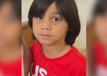 Criança de 8 anos morre em escolinha de futebol após trave cair sobre ela