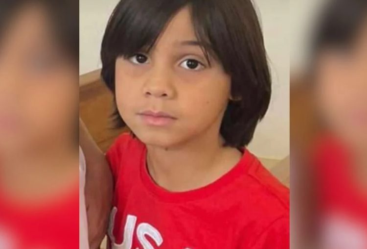 Criança de 8 anos morre em escolinha de futebol após trave cair sobre ela