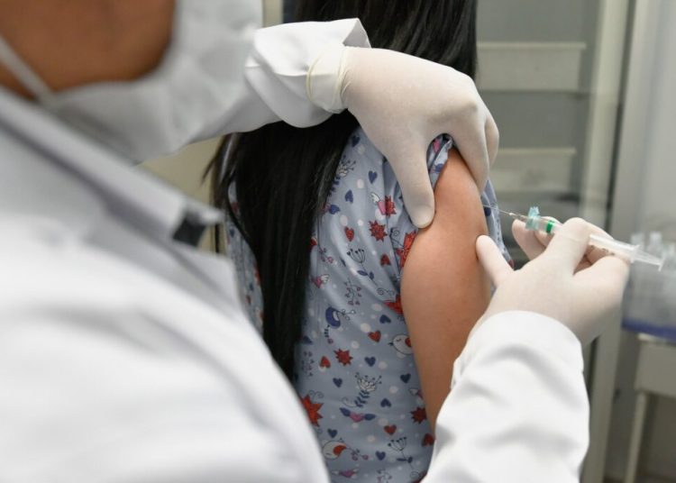 A ação visa atualizar a carteira de vacinação de crianças e adolescentes | Foto: SES