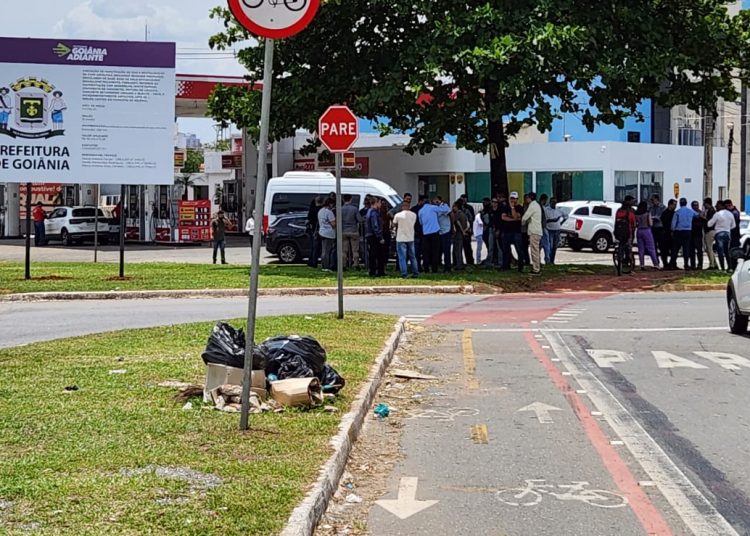 Espaço de lançamento de obra não teve lixo recolhido previamente | Foto: Folha Z