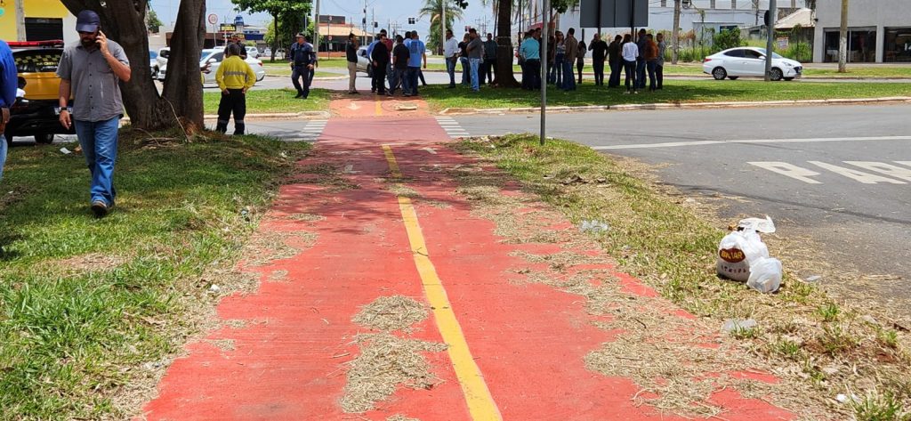 Lixo de local não foi recolhido antes de evento com prefeito Rogério Cruz | Foto: Folha Z