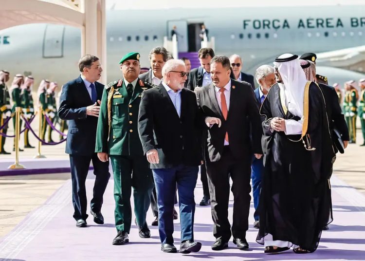 O objetivo da viagem é atrair investimentos sauditas para o Brasil e aprofundar a cooperação bilateral em áreas como energia, agricultura e indústria | Foto: Ricardo Stucker/PR