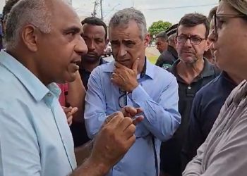 Rogério Cruz dialogou com servidora durante lançamento de obras na avenida T-9 | Foto: Folha Z