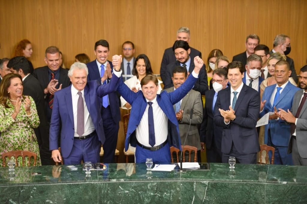 Bruno Peixoto tomou posse na presidência da Assembleia Legislativa de Goiás, ao lado dos outros 40 deputados eleitos | Foto: Júnior Guimarães/Secom Goiás