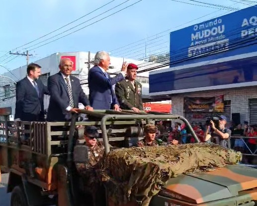 Ronaldo Caiado convida Gustavo Mendanha para desfile ao lado de Rogério Cruz, no aniversário de Goiânia | Foto: Folha Z