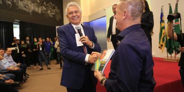 Caiado e Wilder participam de lançamento de livro sobre Bolsonaro, em Goiânia