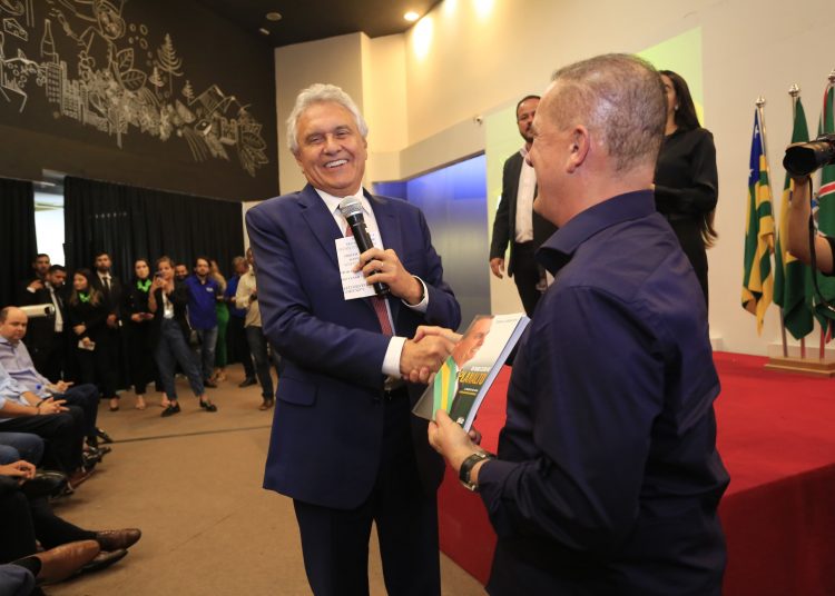 Caiado e Wilder participam de lançamento de livro sobre Bolsonaro, em Goiânia