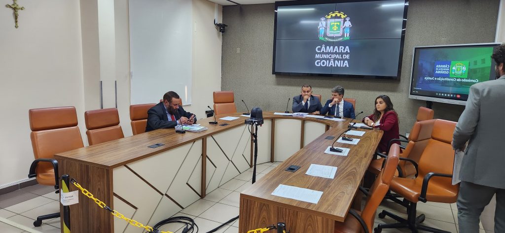 Sala da Comissão ficou vazia e recebeu poucos parlamentares, o que impediu abertura de sessão | Foto: Folha Z