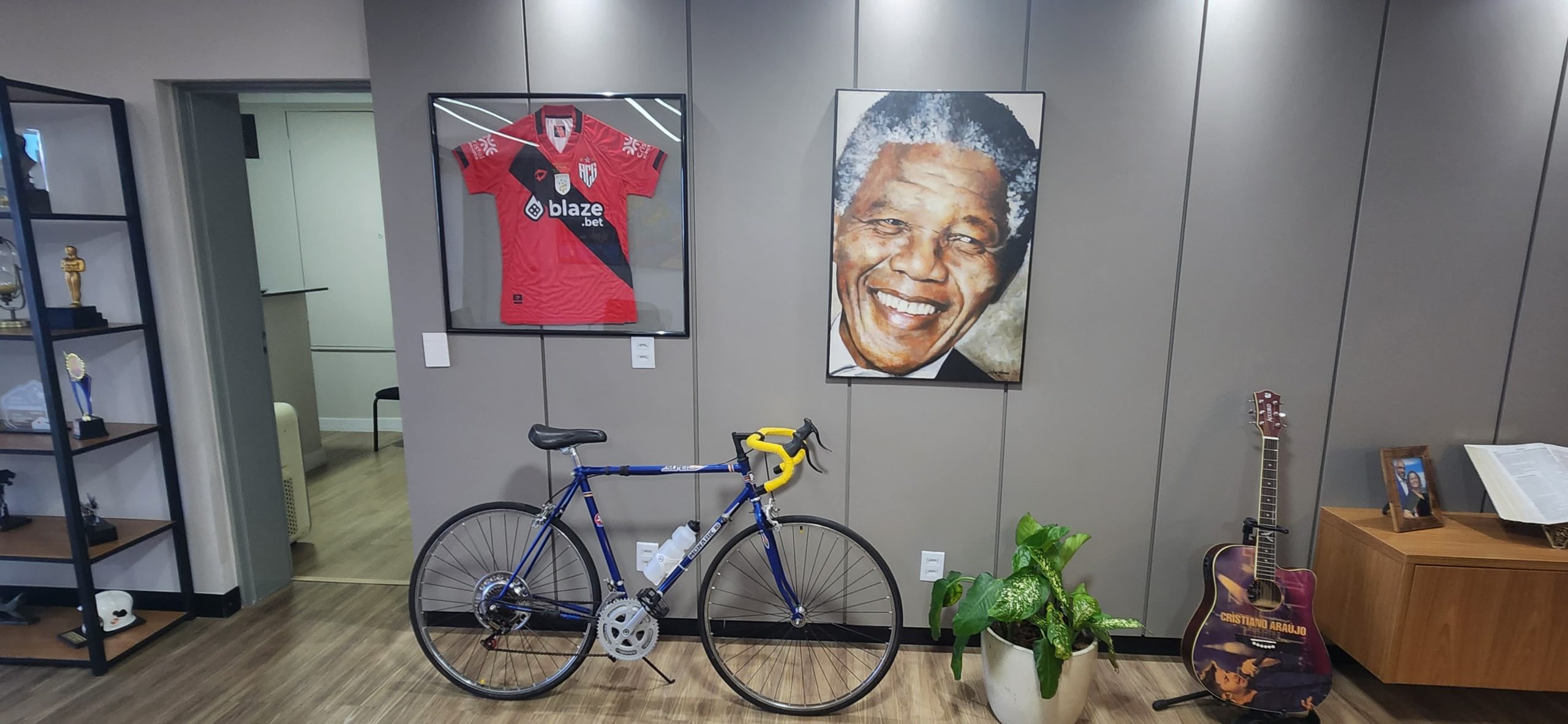 Molduras da camiseta do Atlético Goianiense e de Nelson Mandela e a bicicleta do prefeito | Foto: Folha Z