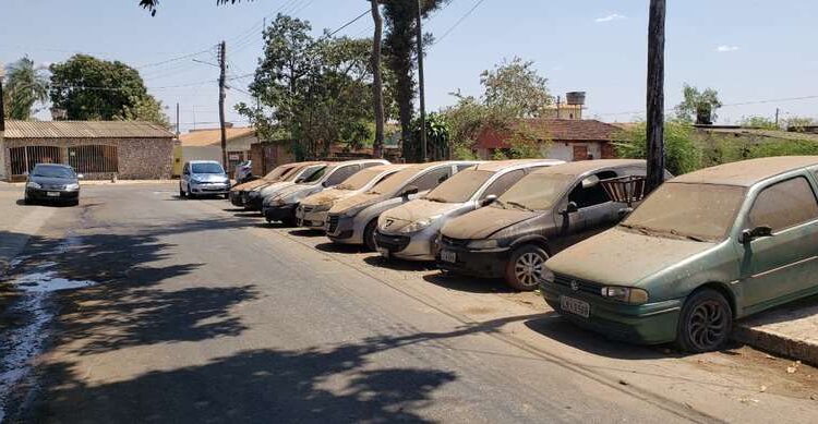 Carros abandonados são problema recorrente em goiânia e região metropolitana | Foto: Folha Z