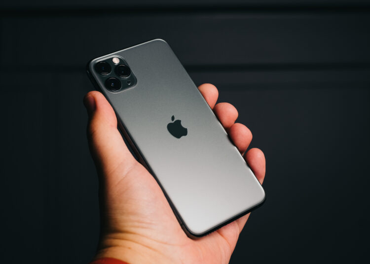 Um novo iPhone 11 Pro Max custa cerca de R$ 3.180 | Foto: Kārlis Dambrāns/Flickr