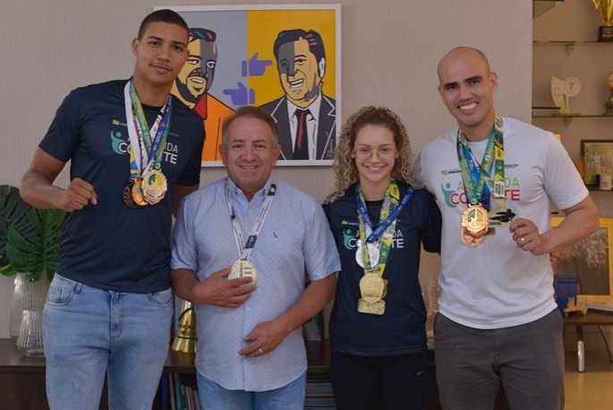 Patrik Cardoso , prefeito Vilmar e outros atletas do taekwondo após conquista de títulos internacionais | Foto: Arquivo/Secom