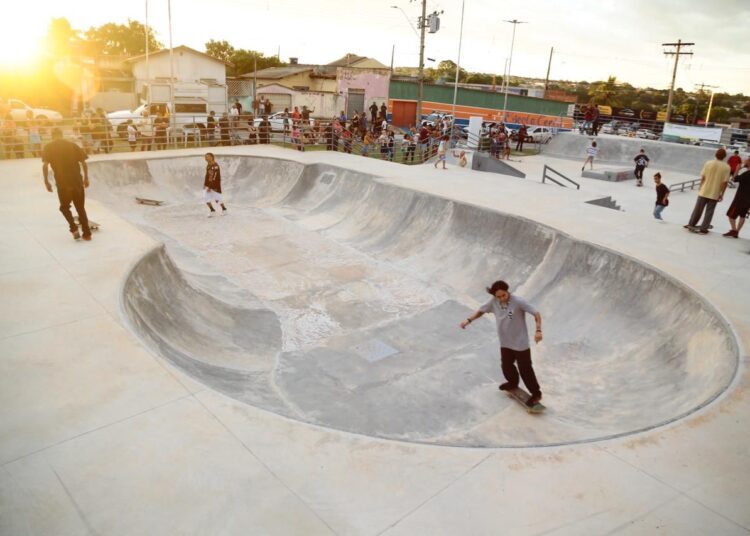 Aparecida inaugura pista de skate com a presença do prefeito Vilmar e vereadores