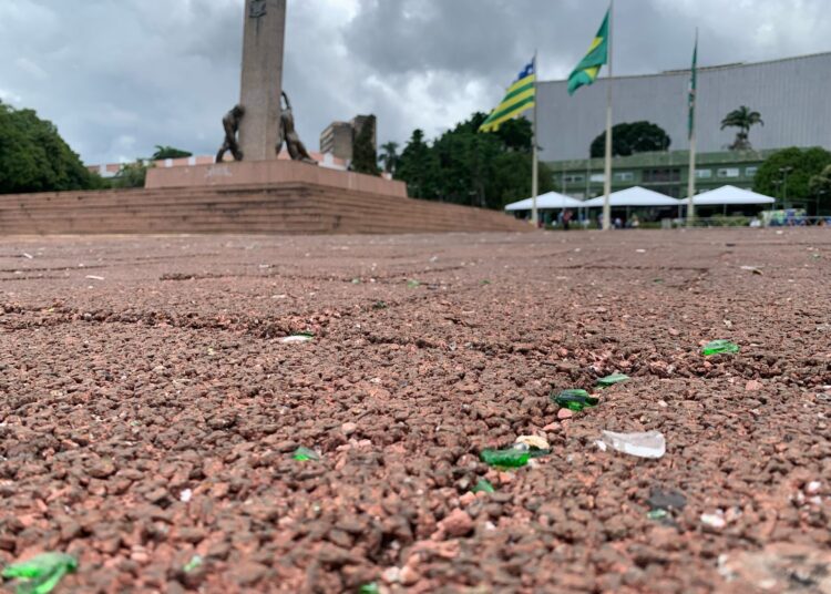 Após Carnaval, chão da Praça Cívica está repleto de cacos de vidro