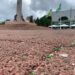 Após Carnaval, chão da Praça Cívica está repleto de cacos de vidro