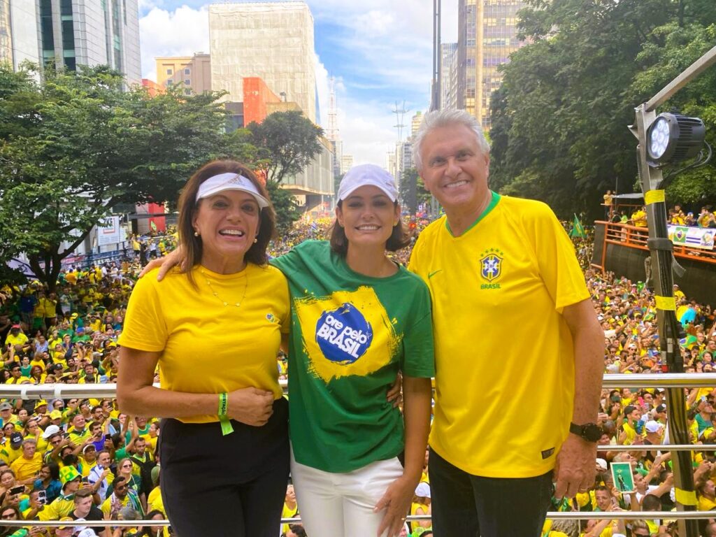 Caiado posou ao lado da primeira-dama de Goiás, Gracinha Caiado, e de Michelle Bolsonaro | Foto: Divulgação
