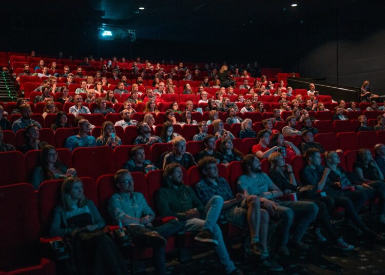 Cinemas devem receber público com preço de ingresso promocional | Foto: Krists Luhaers/Unsplash