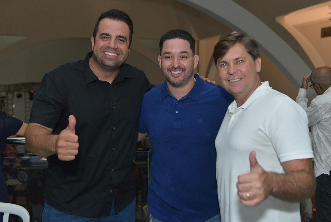 Thiallu (centro) recebeu os amigos deputados Gustavo Sebba (esq.) e Bruno Peixoto (dir.) | Foto: Reprodução/Instagram