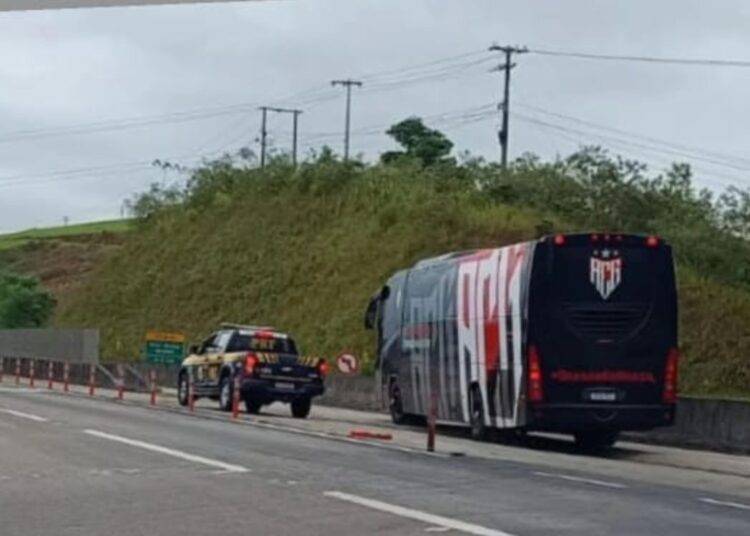 Ônibus do Atlético-GO é interceptado pela PRF após sair de posto sem pagar combustível